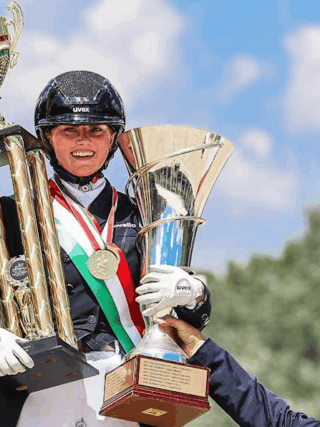 Diana Porsche (S) ritt auf ihrem Nachwuchspferd Kentucky am Wochenende zum ersten Meistertitel ihrer neuen sportlichen Heimat Ungarn. © Somogyvàri Anett