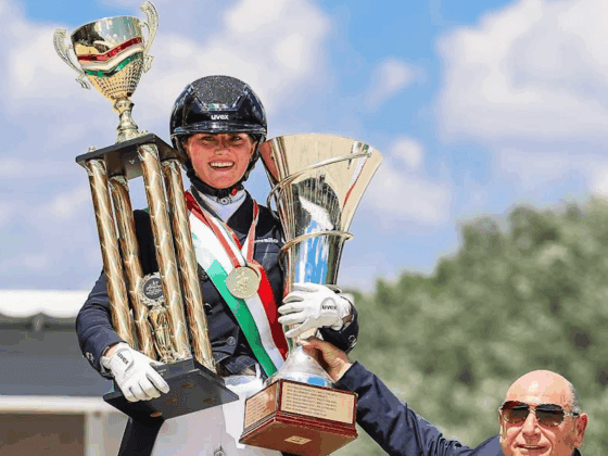Diana Porsche (S) ritt auf ihrem Nachwuchspferd Kentucky am Wochenende zum ersten Meistertitel ihrer neuen sportlichen Heimat Ungarn. © Somogyvàri Anett