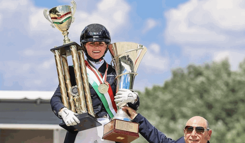 Diana Porsche (S) ritt auf ihrem Nachwuchspferd Kentucky am Wochenende zum ersten Meistertitel ihrer neuen sportlichen Heimat Ungarn. © Somogyvàri Anett