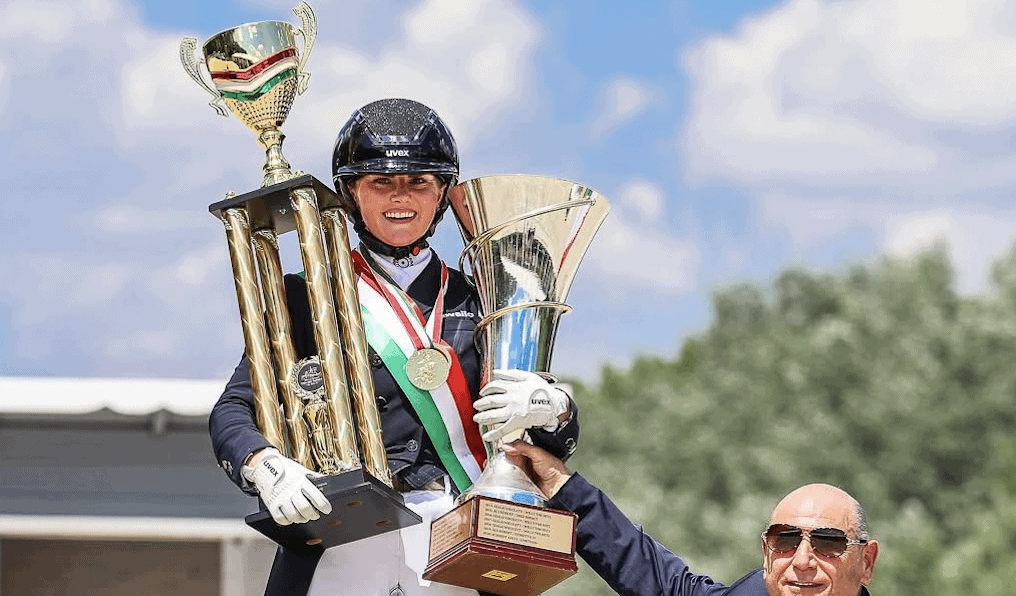 Diana Porsche (S) ritt auf ihrem Nachwuchspferd Kentucky am Wochenende zum ersten Meistertitel ihrer neuen sportlichen Heimat Ungarn. © Somogyvàri Anett