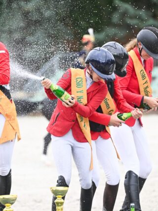 Lena Binder (W), Jasmin Pirker (ST), Antonia Weixelbraun (S) und Emilie Spranz (NÖ) holen in Bábolna den Sieg im U21-Nationenpreis! © Privat