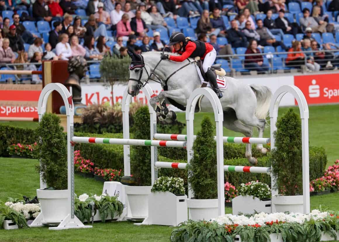 Aachen: Katharina Rhomberg (V) & Colestus Cambridge liegen nach dem Zeitspringen gut vier Fehlerpunkte im Rückstand. © EQWO.net | Petra Kerschbaum