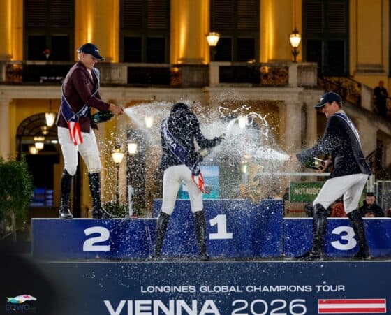 Das Podium des Großen Preises in Wien: Sophie Hinners (GER), Peder Fredricson (SWE), Tom Wachmann (IRE). © EQWO.net | Petra Kerschbaum