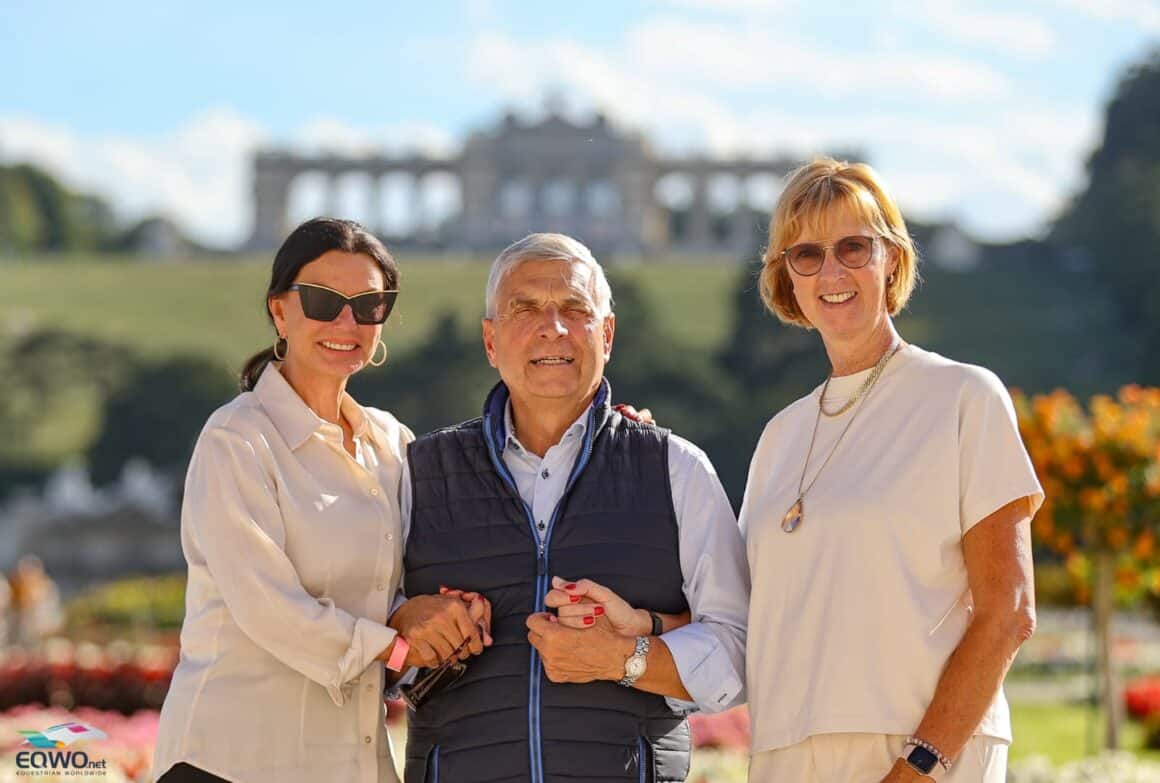 Sonja Klima, Helmut Morbitzer und Zelt-Spezialistin Petra Neugebauer erzählen im EQWO.net-Gespräch von den Herausforderungen von einem Fünf-Sterne-Event vor Schloss Schönbrunn. © EQWO.net | Petra Kerschbaum