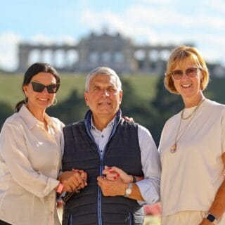 Sonja Klima, Helmut Morbitzer und Zelt-Spezialistin Petra Neugebauer erzählen im EQWO.net-Gespräch von den Herausforderungen von einem Fünf-Sterne-Event vor Schloss Schönbrunn. © EQWO.net | Petra Kerschbaum