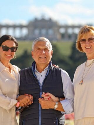 Sonja Klima, Helmut Morbitzer und Zelt-Spezialistin Petra Neugebauer erzählen im EQWO.net-Gespräch von den Herausforderungen von einem Fünf-Sterne-Event vor Schloss Schönbrunn. © EQWO.net | Petra Kerschbaum