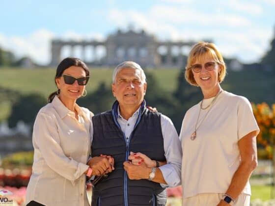 Sonja Klima, Helmut Morbitzer und Zelt-Spezialistin Petra Neugebauer erzählen im EQWO.net-Gespräch von den Herausforderungen von einem Fünf-Sterne-Event vor Schloss Schönbrunn. © EQWO.net | Petra Kerschbaum