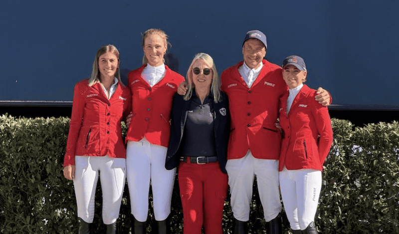 Das österreichische Quartett Katharina Rhomberh, Theresa Sutterlüty, Equipe-Chefin Angelika May, Christoph Obernauer und Bianca Babanitz (v.l.n.r.) platzierte sich beim EEF Nations Cup Finale auf Rang drei! © Privat