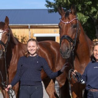 Anna Bruckberger (W) mit Mutter Monika und ihre beiden neuen Grand-Prix-Pferden Global Connect und Foreman. © EQWO.net | Petra Kerschbaum