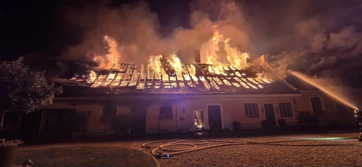 Drei Pferde sind bei einem Großbrand am Reitstall Gut Fabricius ums Leben gekommen. © Privat