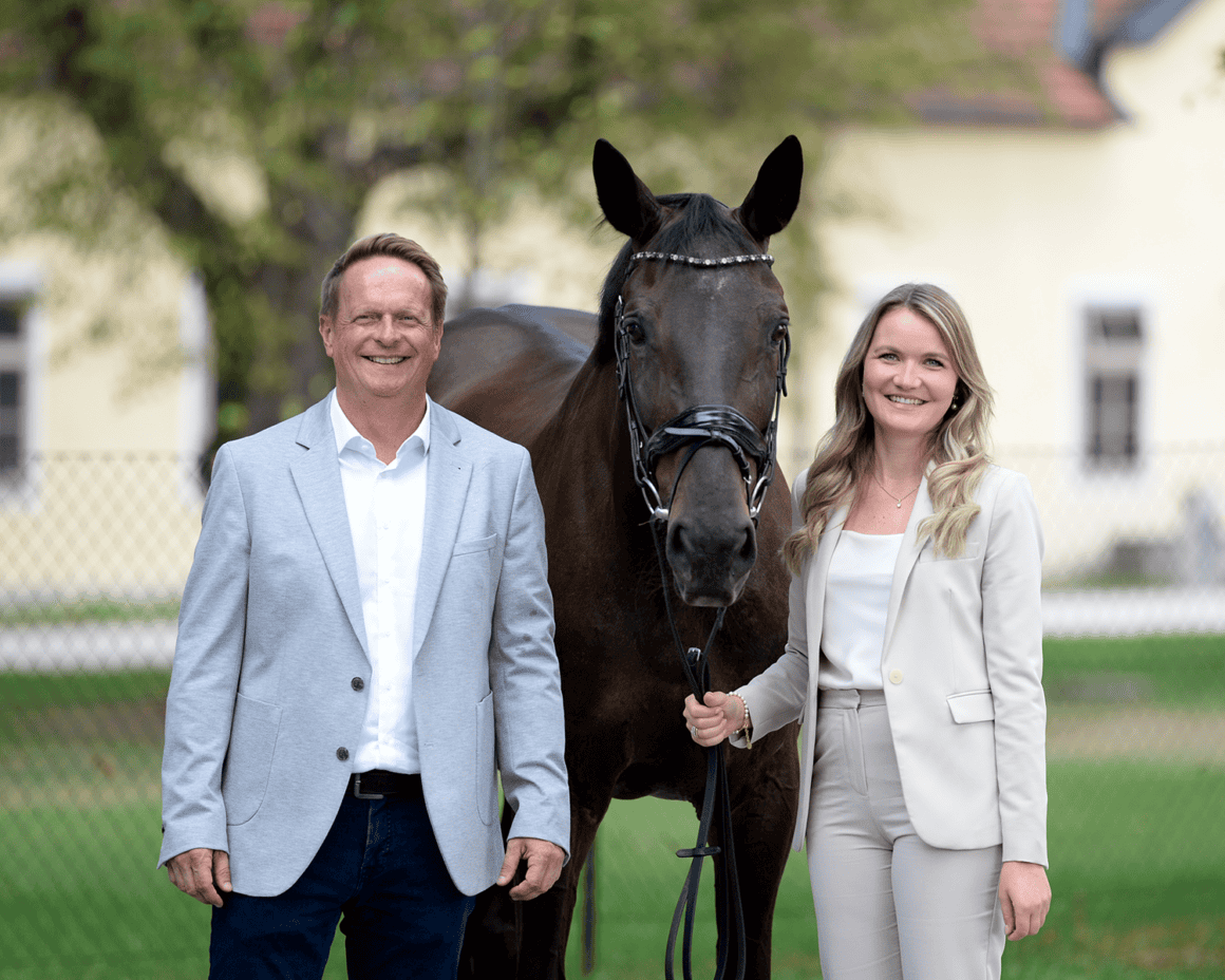 Die 29-jährige Hanna Puchinger ist neue Sportmanagerin des Pferdezentrums Stadl-Paura. © Pferdezentrum
