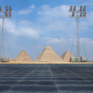 Die GCT-Premiere in Kairo beeindruckt mit einer Wahnsinns-Kulisse vor den Pyramiden von Gizeh. © Longines Global Champions Tour